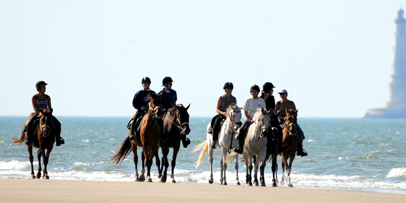 海滩骑马